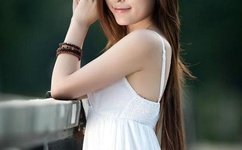 女生将玩偶绑背上